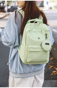 Lässiger Studentenrucksack in Hellgrün mit kleiner Tasche, ideal für Alltag und Reise.