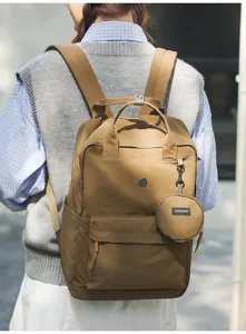 Stilvoller, brauner Freizeit-Rucksack mit Fronttasche und Beutel für Alltag und Reisen.
