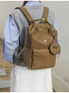 Lässiger brauner Rucksack mit Fronttasche und rundem Etui für Alltag und Schule.
