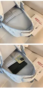 Dettaglio interno dello zaino con scomparto spazioso e pratiche tasche, stampa con stelle.