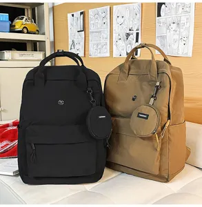 Lockerer Studentenrucksack, Alltagsschultasche für Pendler und Reisen mit rundem Taschenanhänger.