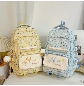 Zaino per studenti stampato carino grande capacità da viaggio con dettagli tasca anteriore e ciondoli