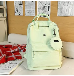 Detail des hellgrünen Rucksacks mit Fronttasche und niedlichem runden Münztäschchen.