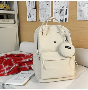 Detailansicht des Freizeitrucksacks mit abnehmbarer runder Tasche für den täglichen Weg.