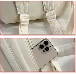 Vue détaillée du sac à dos minimaliste avec bretelles réglables et poche zippée spacieuse.
