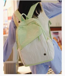 Zaino casual leggero ed elegante per donne e studenti, perfetto per viaggi e scuola.