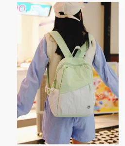 Zaino casual stile coreano da donna design bicolore verde chiaro e bianco per scuola viaggio.