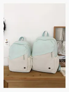 Vista dettagliata dello zaino bicolore casual, leggero e ideale per la scuola e il tempo libero.