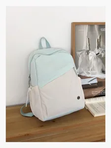 Primo piano dettagliato dello zaino casual bicolore azzurro e bianco in una stanza elegante.