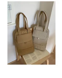 Grande borsa shopper minimalista per il commuting con scomparti multipli e tasca frontale.