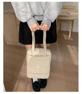 Borsa shopper trapuntata beige di grande capacità leggera con scomparti multipli