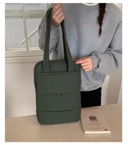 Vista dettagliata della borsa tote minimalista verde scuro da lavoro con scomparti.
