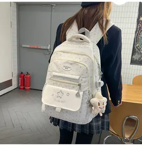 Vue détaillée du sac à dos scolaire japonais avec joli motif d'étoiles et poches.