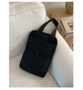 Borsa tote nera da lavoro e custodia per tablet, vista dettagliata con scomparti.