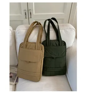 Borsa shopper trapuntata con più scomparti, leggera borsa a spalla per uso quotidiano.
