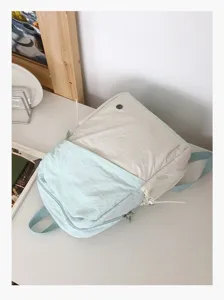 Vista dettagliata dello zaino casual bicolore posizionato su una scrivania pulita.
