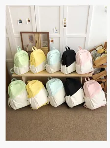 Vista di dettaglio dello zaino stile coreano blocco colore, grande borsa casual per scuola.