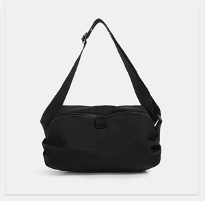 Zwarte minimalistische nylon crossbody tas, gedetailleerd overzicht van de riem en ritssluiting.