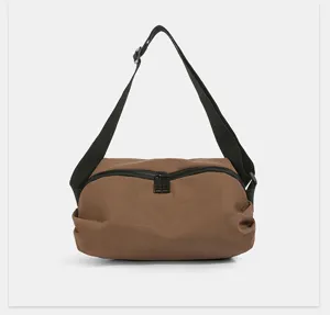 Gedetailleerd overzicht van de bruine crossbodytas, handig voor reizen en dagelijks gebruik.