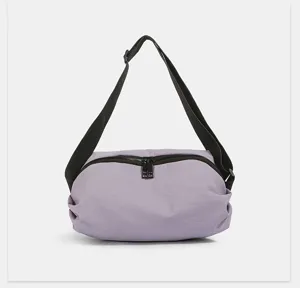 Lichtte paarse sport crossbodytas, multifunctionele outdoor slingtas voor reizen en dagelijks pendelen.