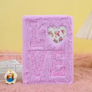 Quaderno in peluche viola con lettere LOVE di paillettes rosa e cuore, simpatico diario scolastico.