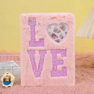 Quaderno in peluche rosa con lettere LOVE in paillettes e cuore per diario e regali originali.