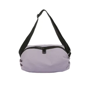 Licht paarse crossbody sporttas met een zwarte verstelbare riem voor dagelijks reizen.