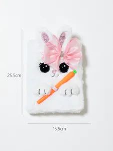 Primo piano del taccuino di peluche con orecchie di coniglio, texture morbida e fiocco.