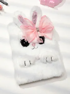 Primo piano del quaderno peluche con coniglio bianco, fiocco rosa e dettagli ricamati.