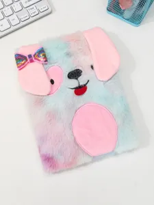 Primo piano del simpatico taccuino di peluche a forma di cucciolo con pelliccia colorata e fiocco.