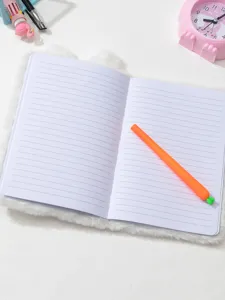 Simpatico taccuino in peluche con pagine rigate e penna a carota, ideale per ragazze e scuola.