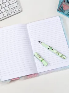 Quaderno in peluche soffice con pagine rigate e penna abbinata per la scuola e l'ufficio.