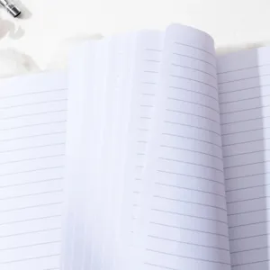 Quaderno rigato con fogli di carta bianca, ideale per la scrittura quotidiana e appunti.