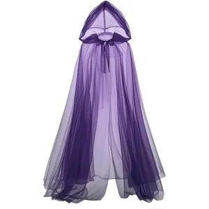 Détail de cape à capuche en tulle violet, texture de costume d'Halloween transparent.