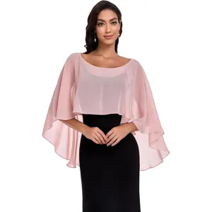 Dettaglio mantella in chiffon rosa trasparente, scialle smanicato leggero per l'estate.