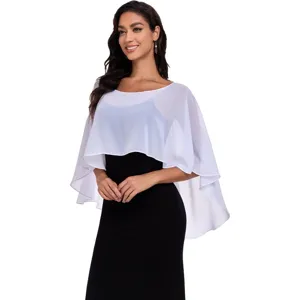 Vista dettagliata della leggera sciarpa in chiffon bianco, elegante mantella estiva.