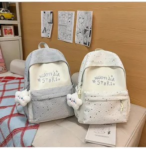 Zaino in tela bicolore in dolce stile giapponese con motivo a stelle e ciondolo a nuvola.