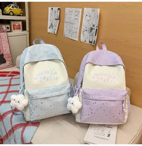 Vista dettagliata zaino scolastico colorblock giapponese con ciondolo peluche, grande capacità.