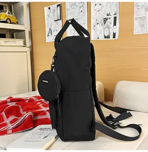 Detailansicht des schwarzen Freizeitrucksacks mit kleiner runder Tasche für Schule und Alltag.