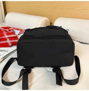 Detailansicht eines schlichten schwarzen Freizeitrucksacks mit Schulterriemen für den Alltag.