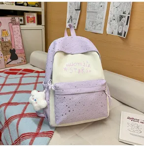 Dettagli dello zaino scolastico bicolore viola e bianco per studenti con motivo a stelle.