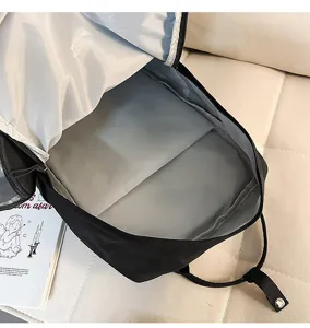 Schwarzer Freizeitrucksack fuer Studenten, einfarbige Schultasche mit geraeumigem Fach.