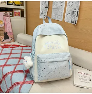 Vista dettagliata dello zaino da studente in stile giapponese con stelle e ciondolo peluche.