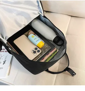 Nahaufnahme des schwarzen Rucksackinneren mit geräumigem Kapazität und organisierter Fächern.