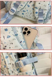 Dettagli dello zaino stampato carino, che mostra spallacci regolabili e pratiche tasche laterali.