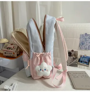 Dettaglio zaino scolastico pastello con doppia zip, design bicolore e ciondolo a forma di stella.