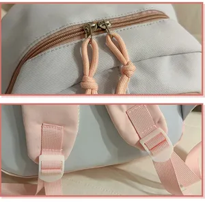 Vista dettagliata di un grazioso zaino scolastico con cerniere rosa e spallacci regolabili.