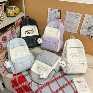 Zaino scolastico colorblock stile giapponese con motivo a stelle e ciondolo nuvola peluche.