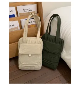 Primo piano della borsa shopper imbottita per laptop, tessuto morbido testurizzato con scomparti.