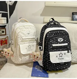 Sac à dos style collège japonais pour fille douce avec motif d'étoiles et pendentifs en peluche.